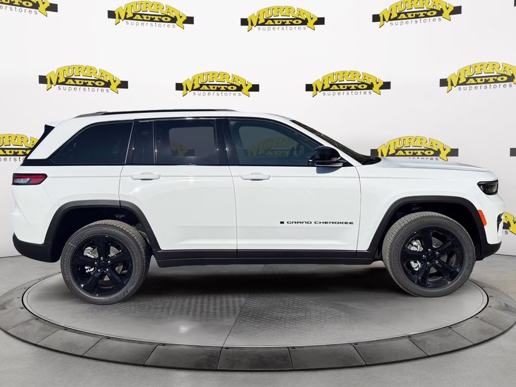 2025 Bright White Clearcoat Jeep Grand Cherokee Altitude RWD SUV