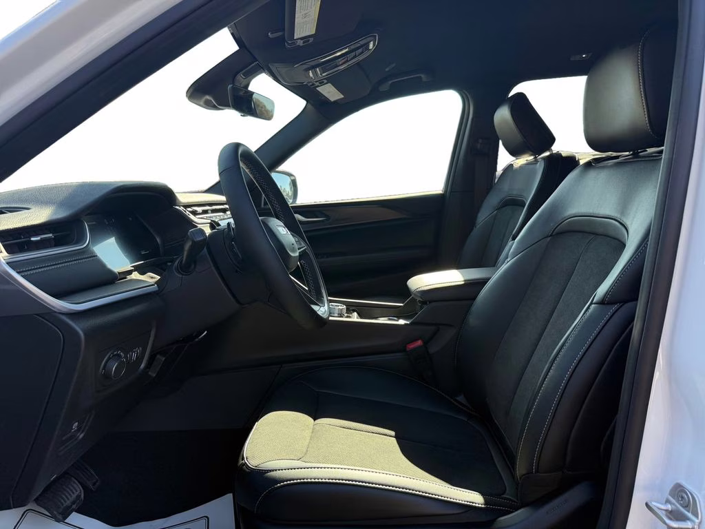 2025 Bright White Clearcoat Jeep Grand Cherokee Altitude RWD SUV