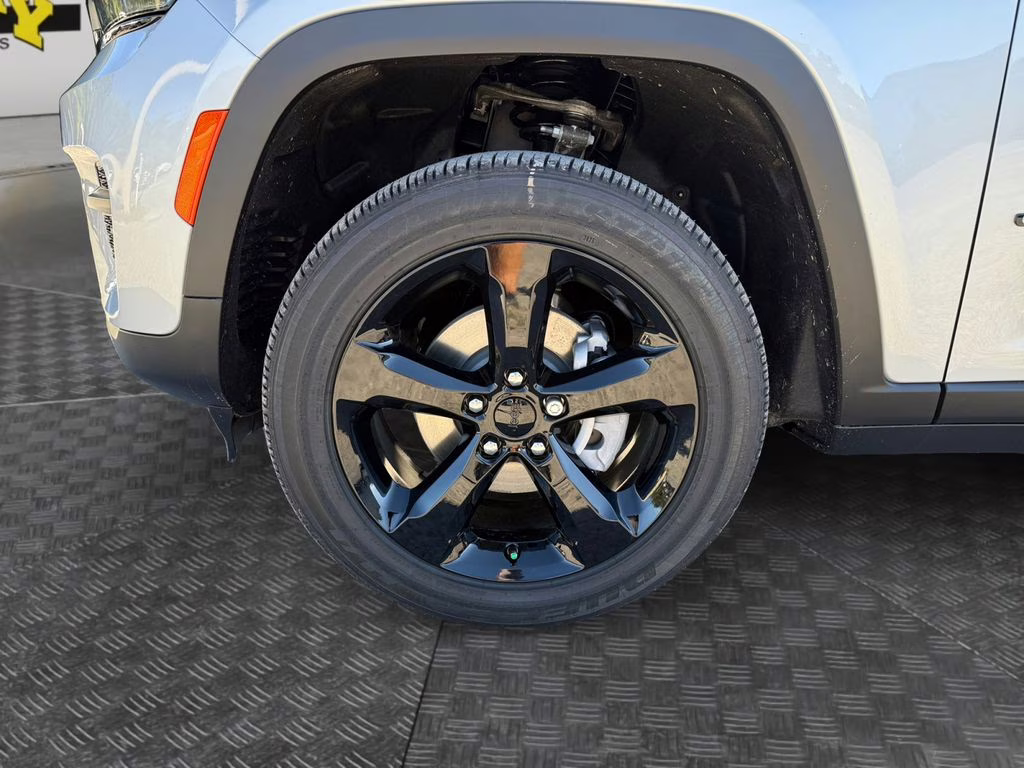 2025 Silver Zynith Jeep Grand Cherokee Altitude X RWD SUV