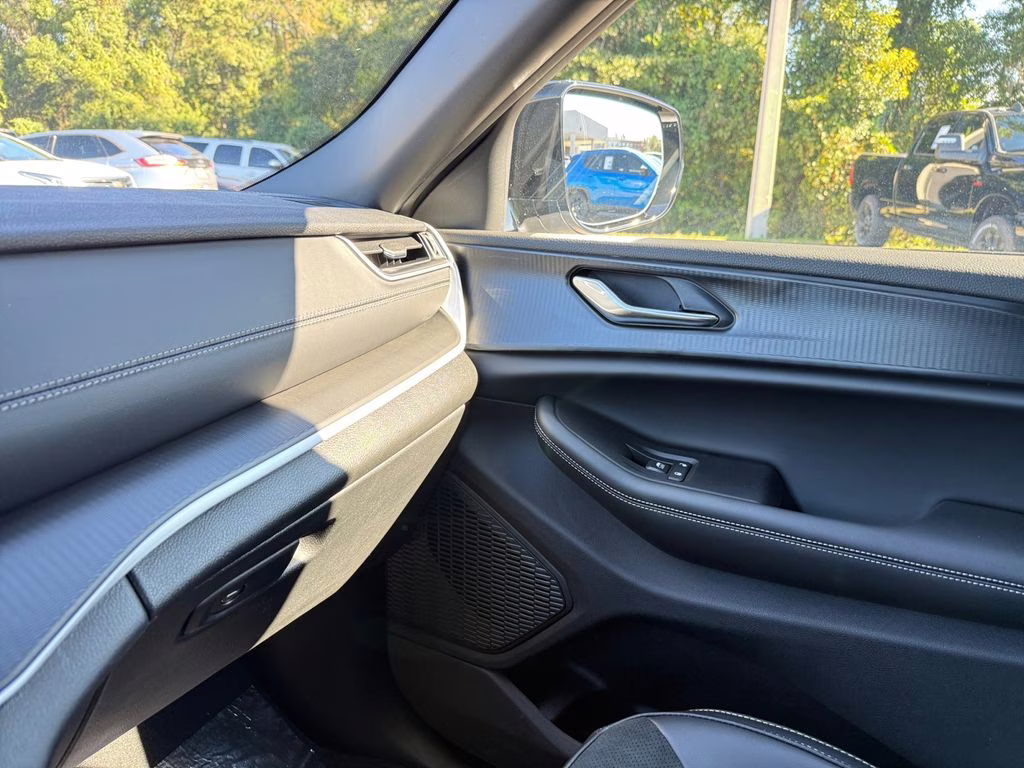 2025 Silver Zynith Jeep Grand Cherokee Altitude X RWD SUV