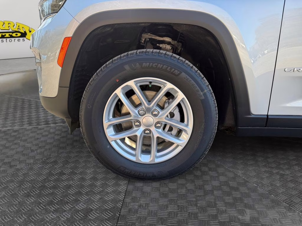 2025 Silver Zynith Jeep Grand Cherokee Laredo RWD SUV