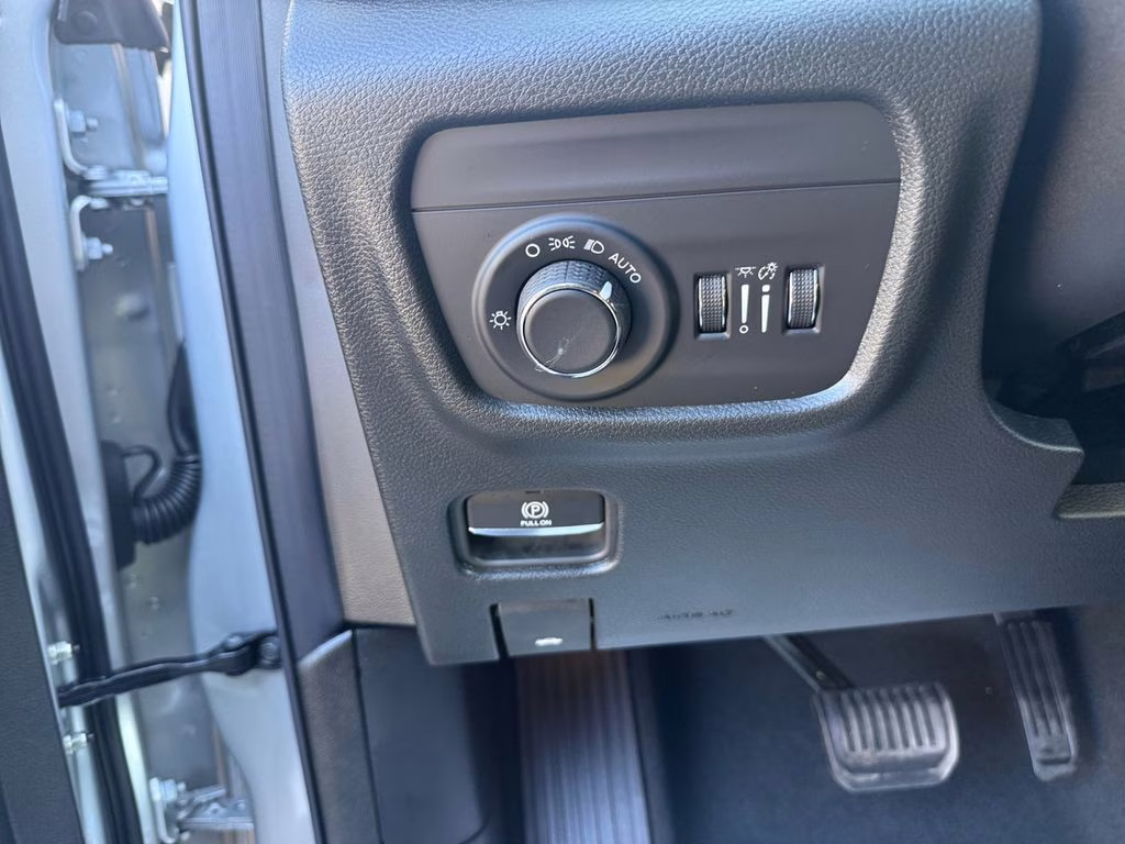 2025 Silver Zynith Jeep Grand Cherokee Laredo RWD SUV