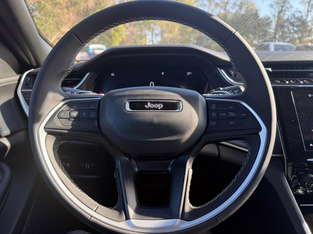 2025 Silver Zynith Jeep Grand Cherokee Laredo RWD SUV