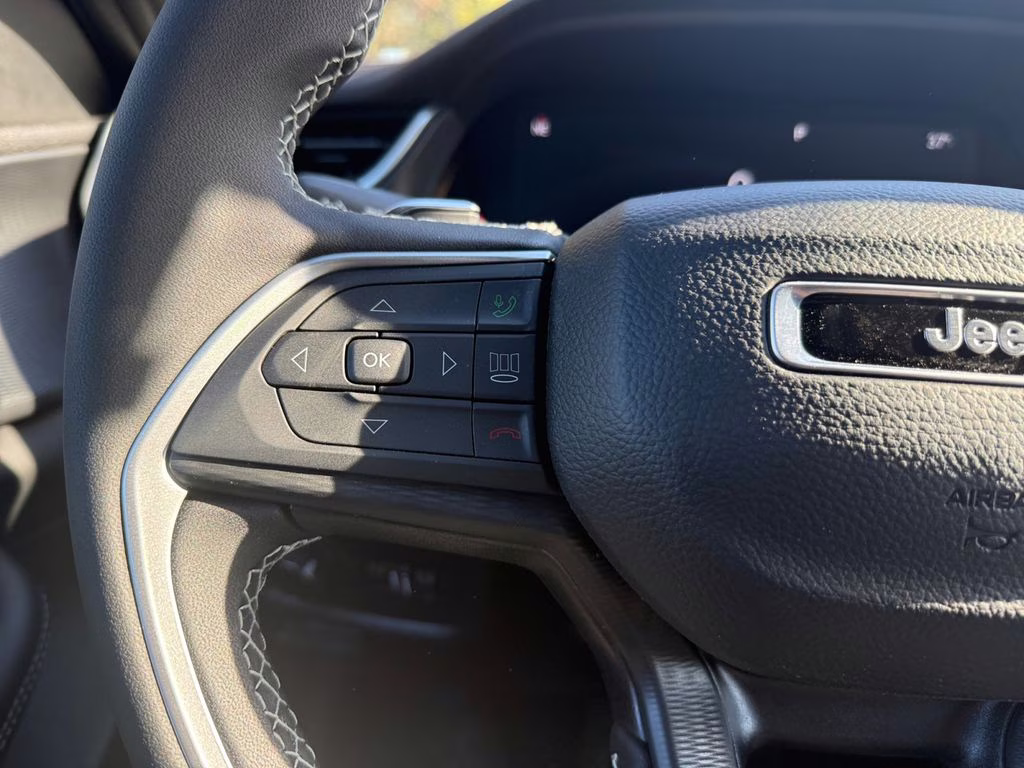 2025 Silver Zynith Jeep Grand Cherokee Laredo RWD SUV