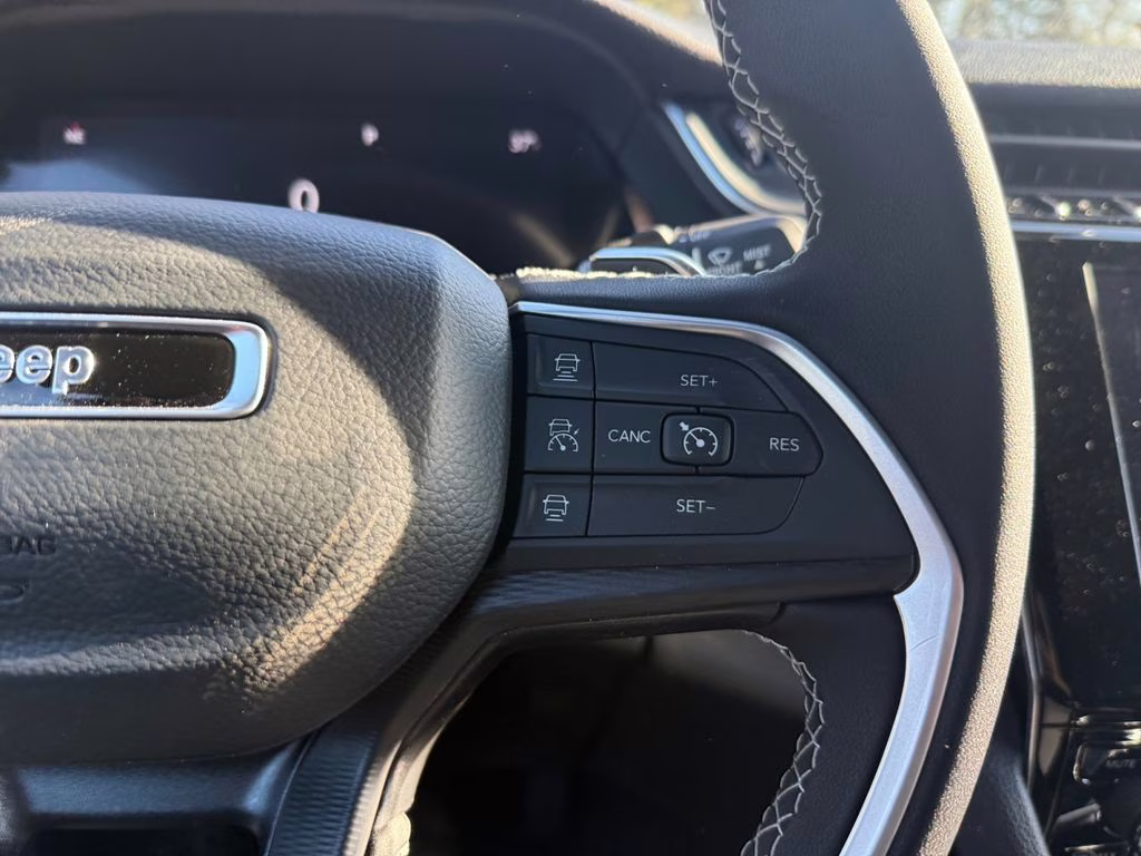 2025 Silver Zynith Jeep Grand Cherokee Laredo RWD SUV