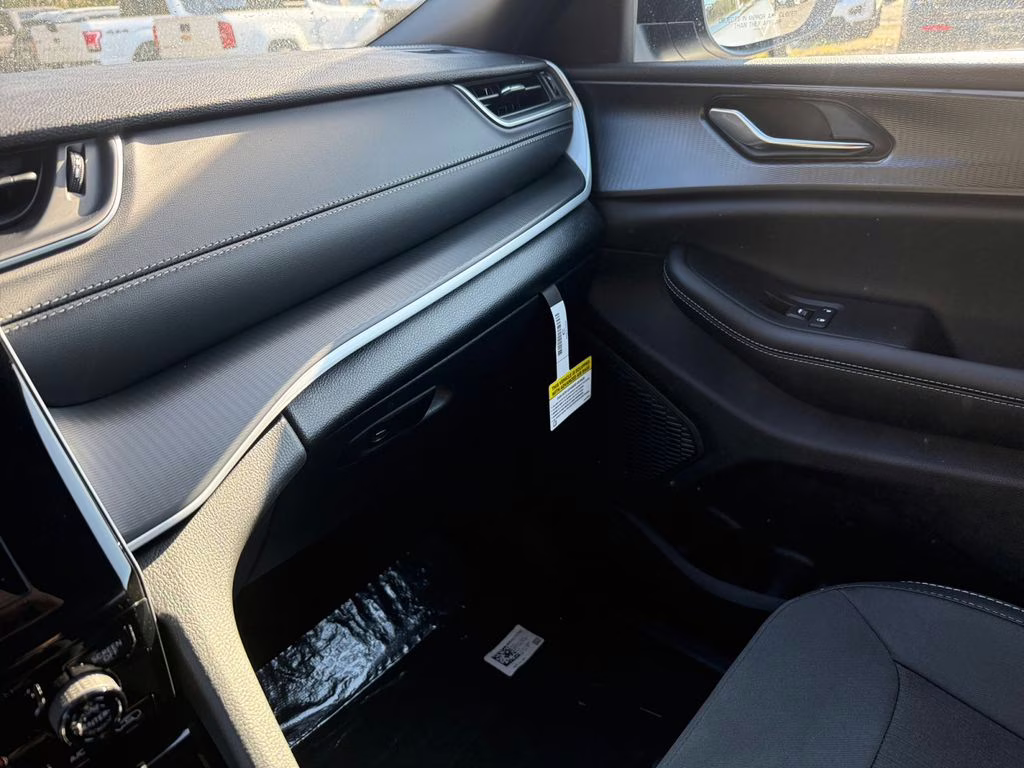 2025 Silver Zynith Jeep Grand Cherokee Laredo RWD SUV