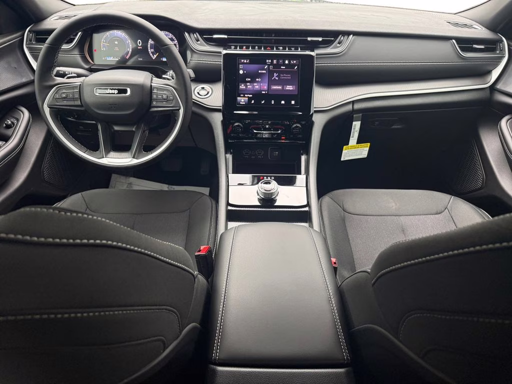 2025 Diamond Black Crystal Pearlcoat Jeep Grand Cherokee Laredo RWD SUV