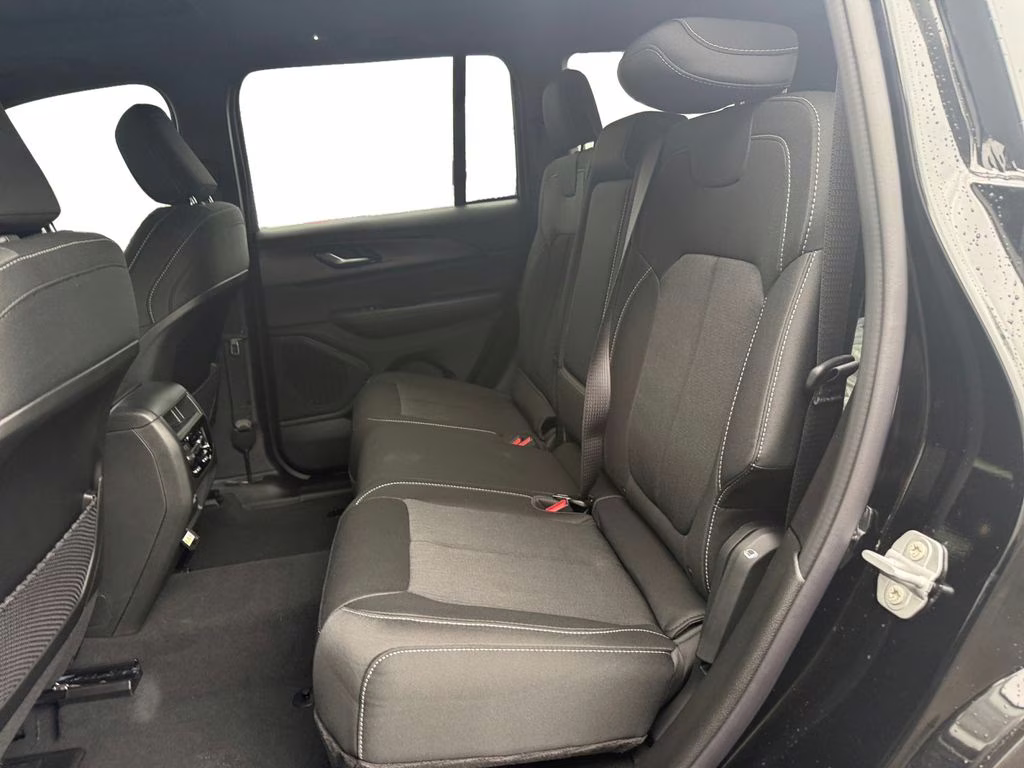 2025 Diamond Black Crystal Pearlcoat Jeep Grand Cherokee Laredo RWD SUV