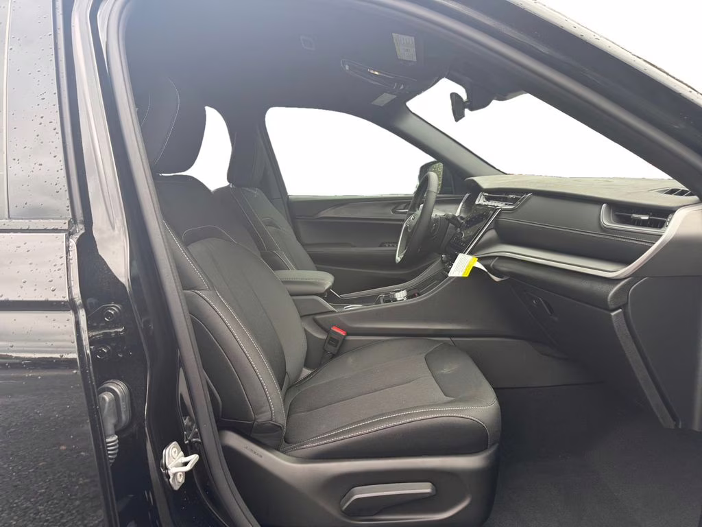 2025 Diamond Black Crystal Pearlcoat Jeep Grand Cherokee Laredo RWD SUV