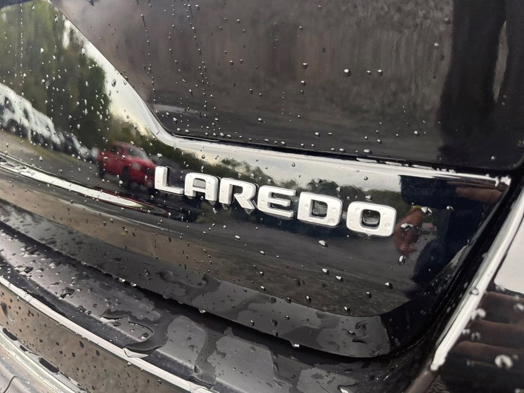 2025 Diamond Black Crystal Pearlcoat Jeep Grand Cherokee Laredo RWD SUV