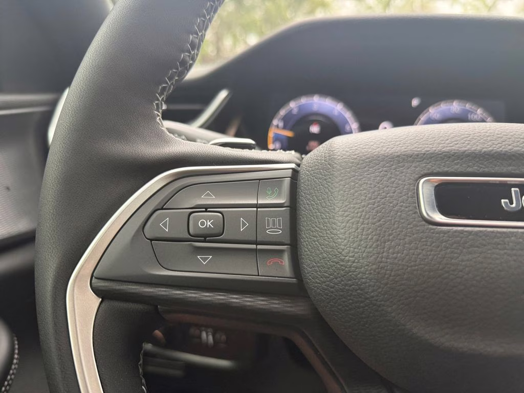 2025 Diamond Black Crystal Pearlcoat Jeep Grand Cherokee Laredo RWD SUV