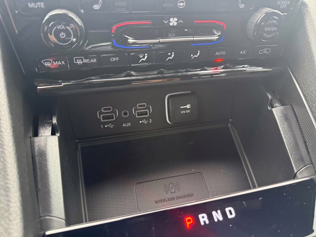 2025 Diamond Black Crystal Pearlcoat Jeep Grand Cherokee Laredo RWD SUV