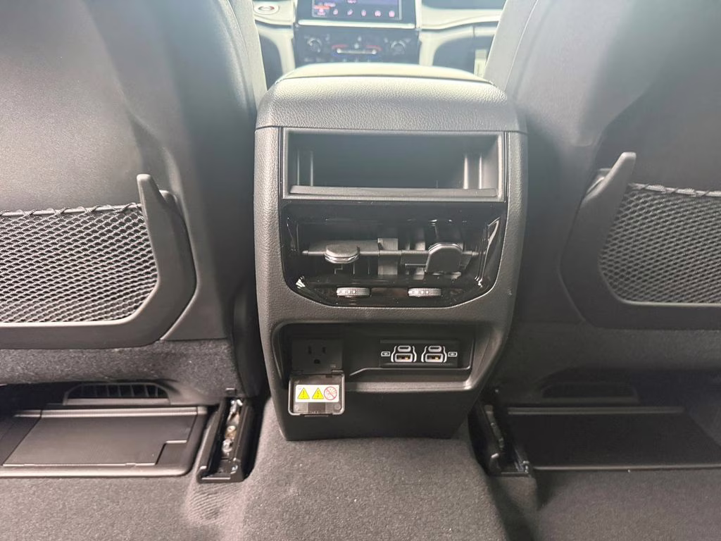 2025 Diamond Black Crystal Pearlcoat Jeep Grand Cherokee Laredo RWD SUV