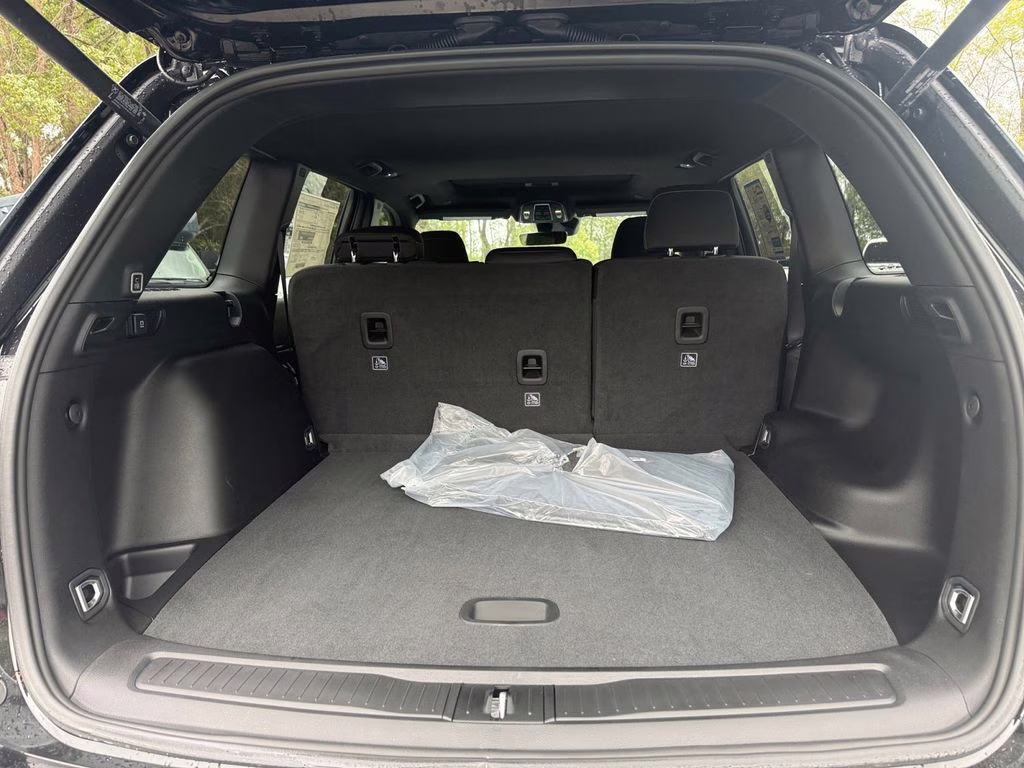 2025 Diamond Black Crystal Pearlcoat Jeep Grand Cherokee Laredo RWD SUV