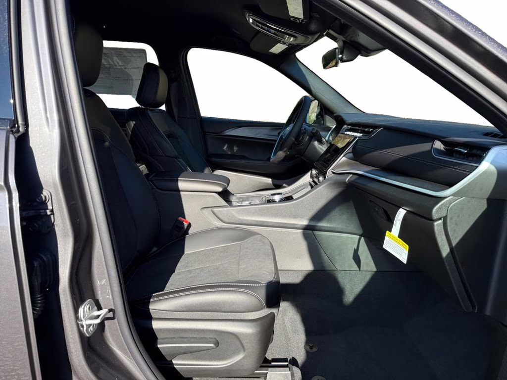 2025 Baltic Gray Metallic Clearcoat Jeep Grand Cherokee Altitude RWD SUV