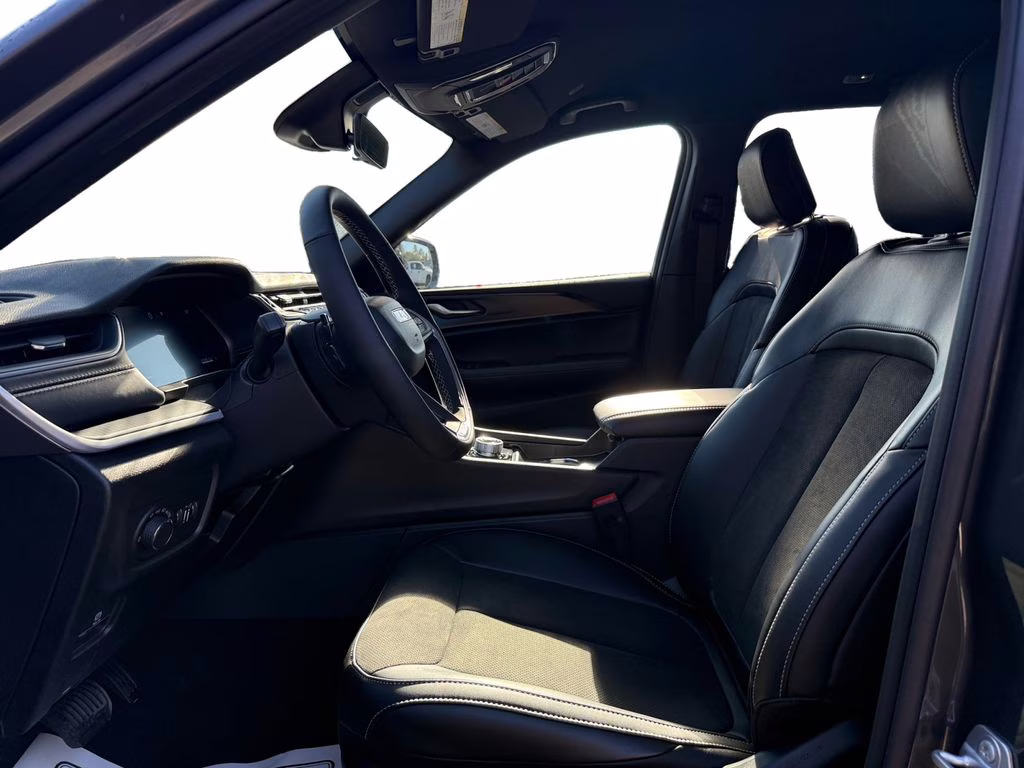 2025 Baltic Gray Metallic Clearcoat Jeep Grand Cherokee Altitude RWD SUV