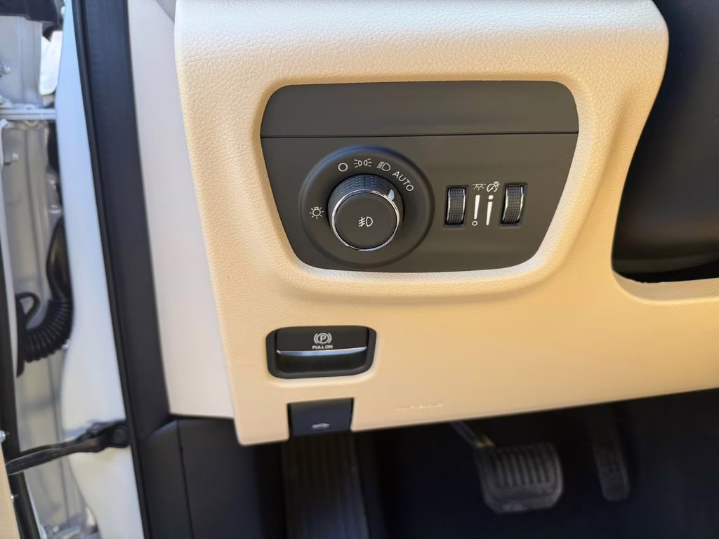 2026 Bright White Clearcoat Jeep Grand Cherokee Limited RWD SUV