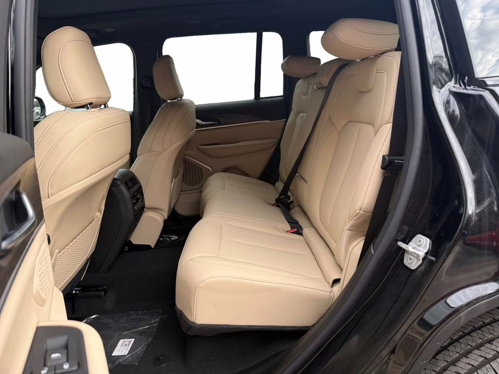 2026 Diamond Black Crystal Pearlcoat Jeep Grand Cherokee Limited RWD SUV