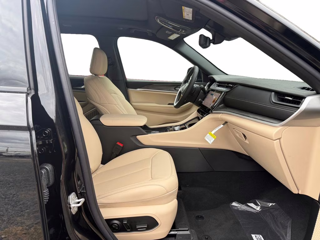 2026 Diamond Black Crystal Pearlcoat Jeep Grand Cherokee Limited RWD SUV