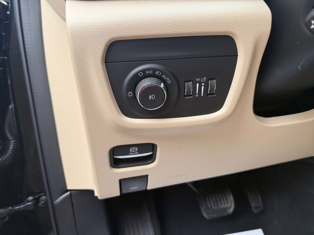 2026 Diamond Black Crystal Pearlcoat Jeep Grand Cherokee Limited RWD SUV