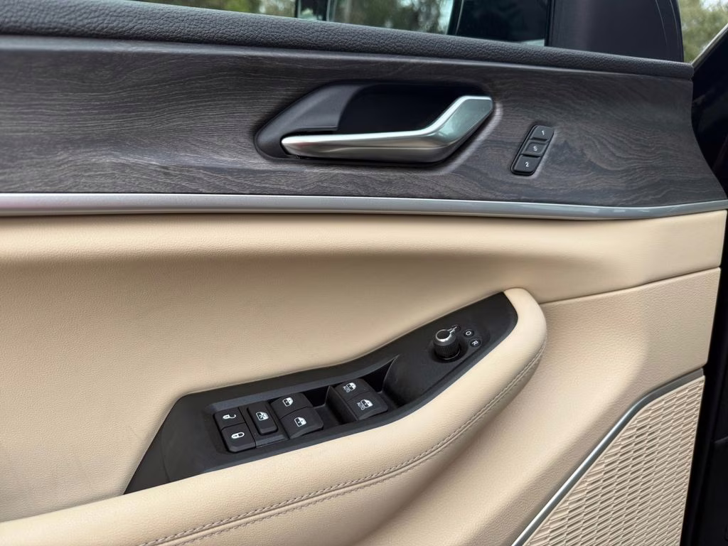 2026 Diamond Black Crystal Pearlcoat Jeep Grand Cherokee Limited RWD SUV