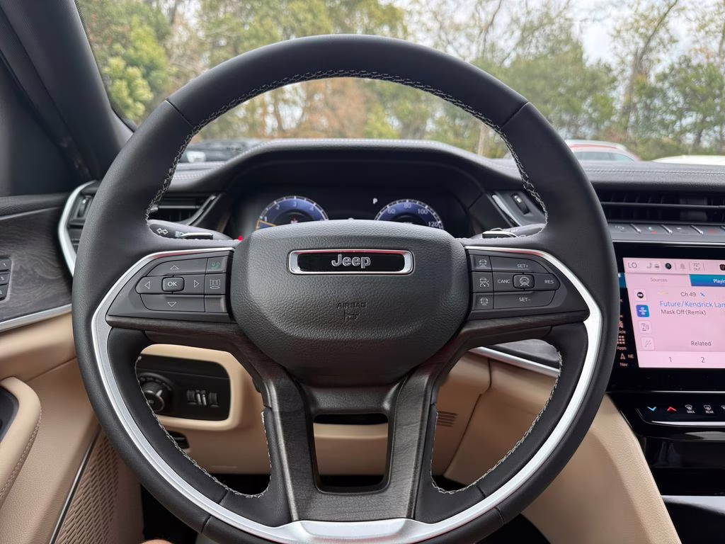 2026 Diamond Black Crystal Pearlcoat Jeep Grand Cherokee Limited RWD SUV