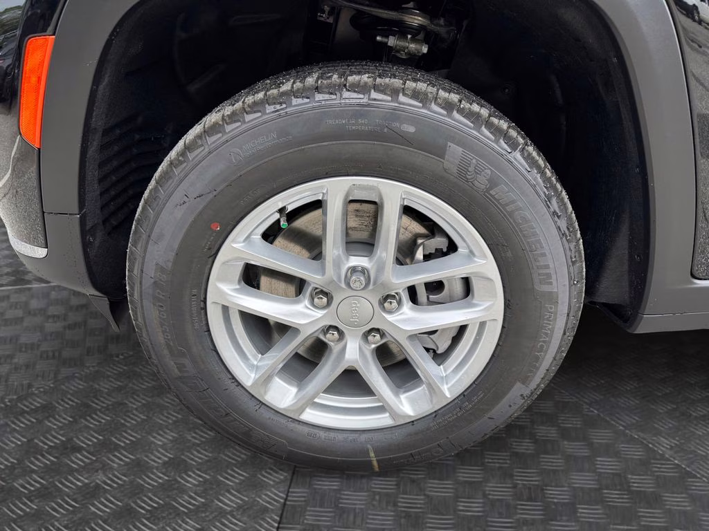 2025 Diamond Black Crystal Pearlcoat Jeep Grand Cherokee L Laredo RWD SUV