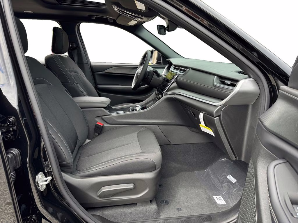 2025 Diamond Black Crystal Pearlcoat Jeep Grand Cherokee L Laredo RWD SUV