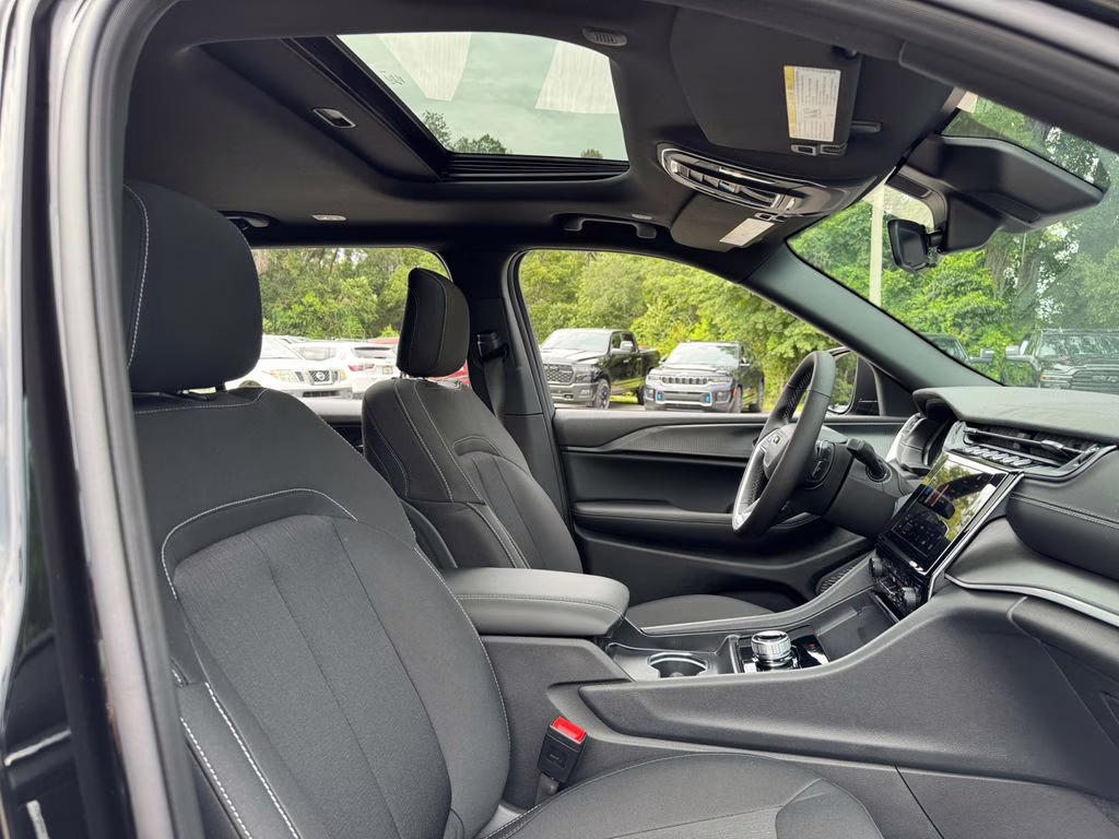 2025 Diamond Black Crystal Pearlcoat Jeep Grand Cherokee L Laredo RWD SUV