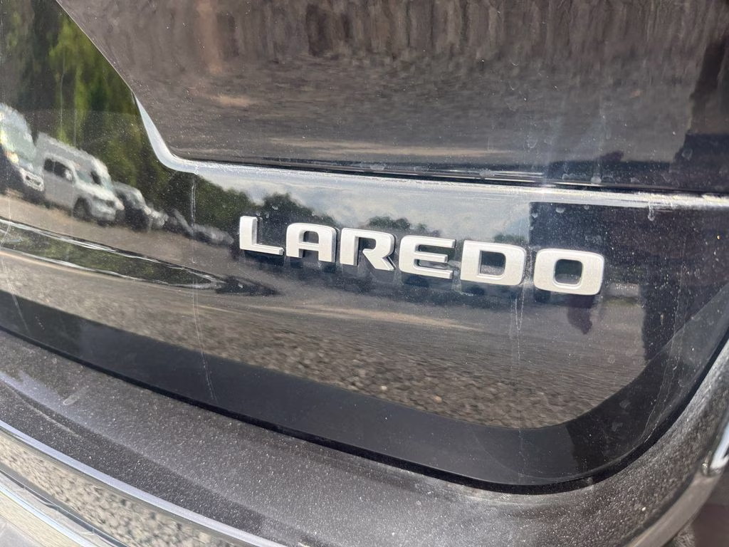 2025 Diamond Black Crystal Pearlcoat Jeep Grand Cherokee L Laredo RWD SUV
