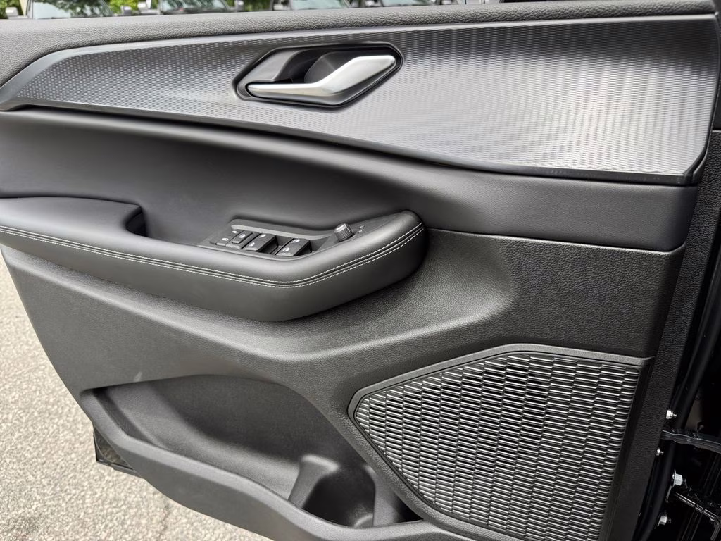 2025 Diamond Black Crystal Pearlcoat Jeep Grand Cherokee L Laredo RWD SUV