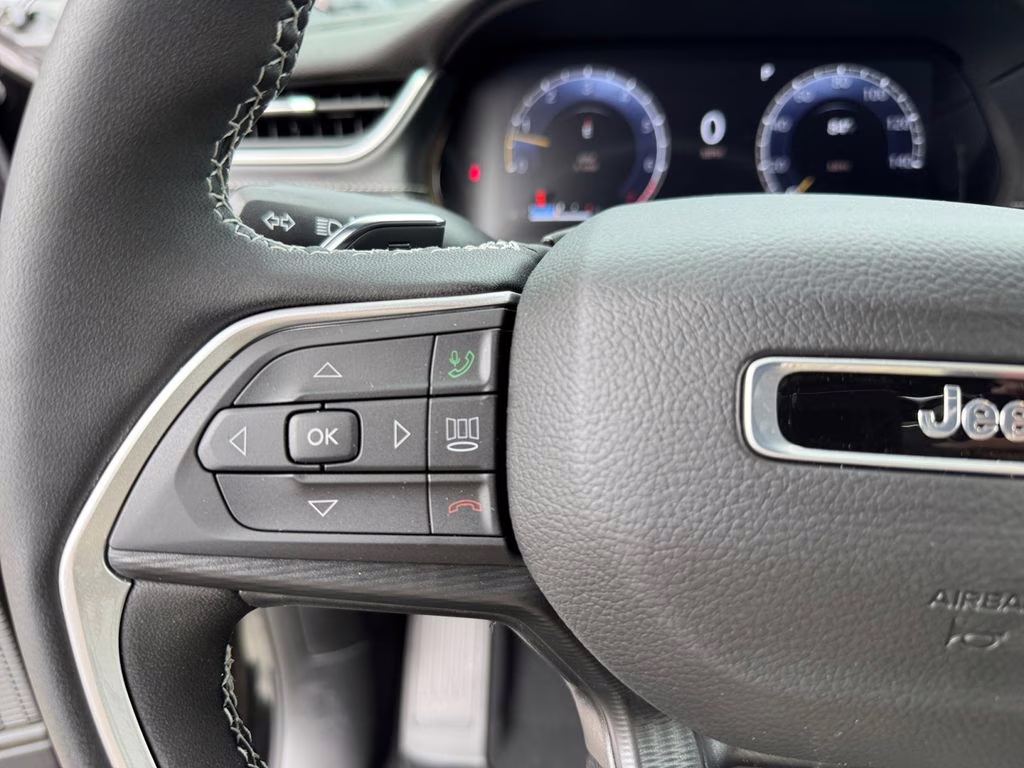 2025 Diamond Black Crystal Pearlcoat Jeep Grand Cherokee L Laredo RWD SUV