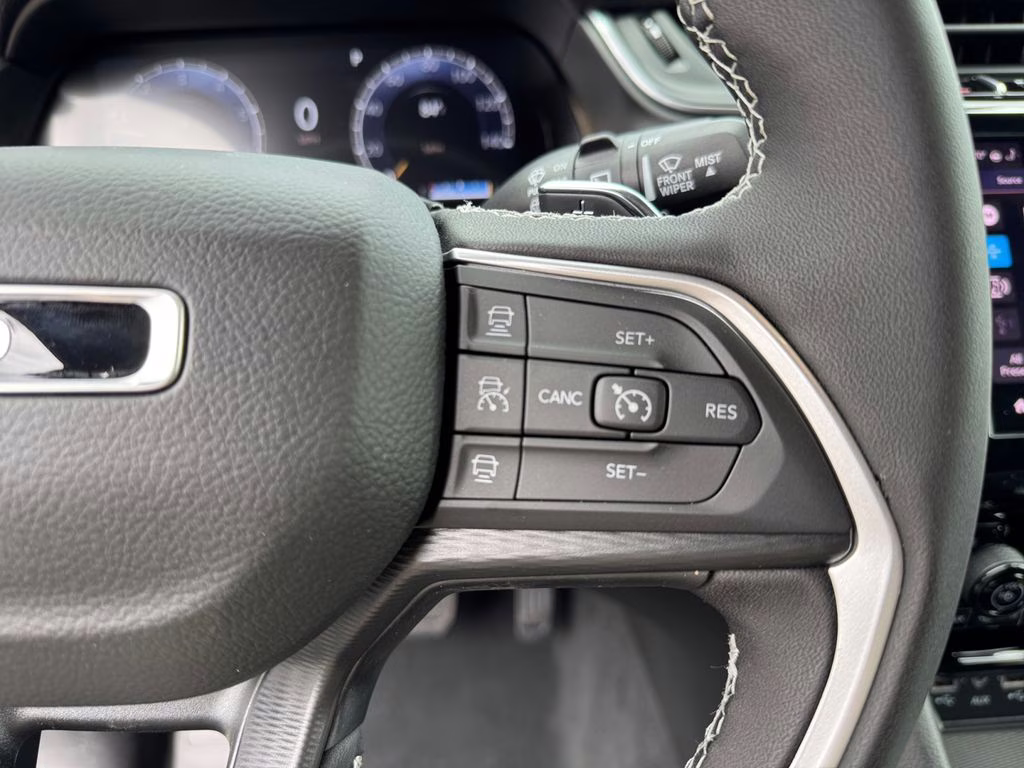 2025 Diamond Black Crystal Pearlcoat Jeep Grand Cherokee L Laredo RWD SUV