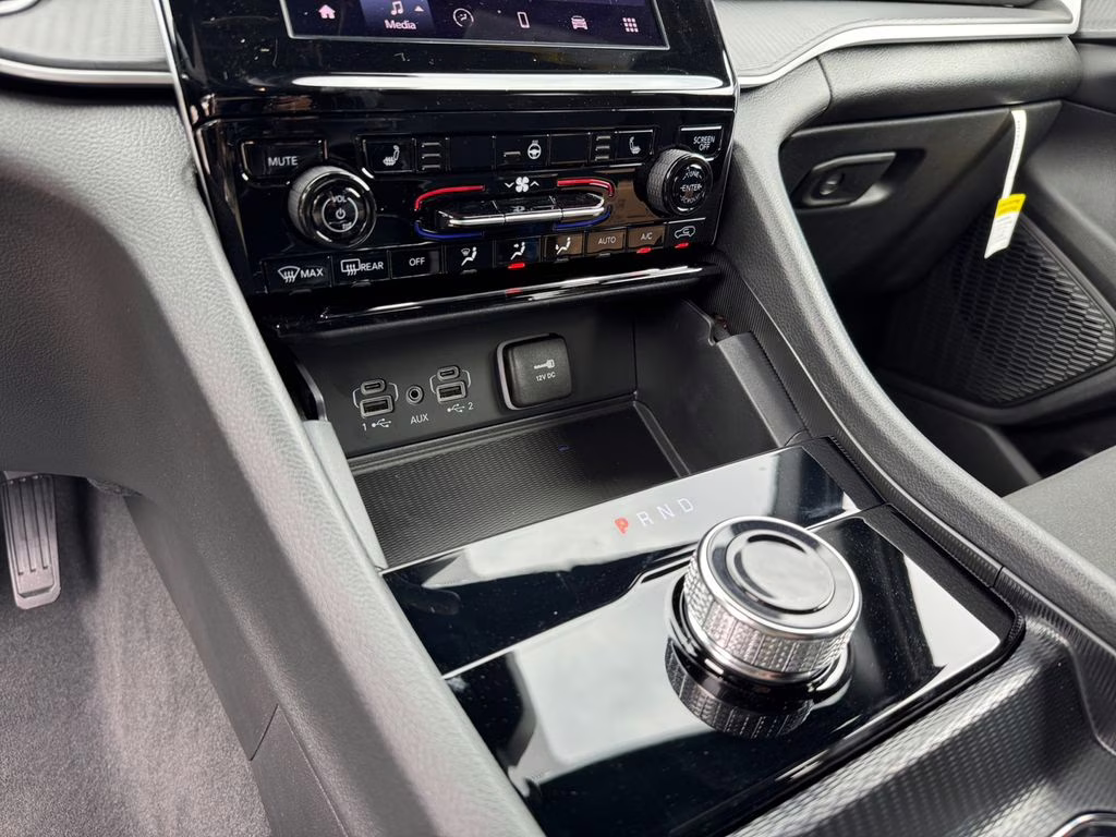 2025 Diamond Black Crystal Pearlcoat Jeep Grand Cherokee L Laredo RWD SUV