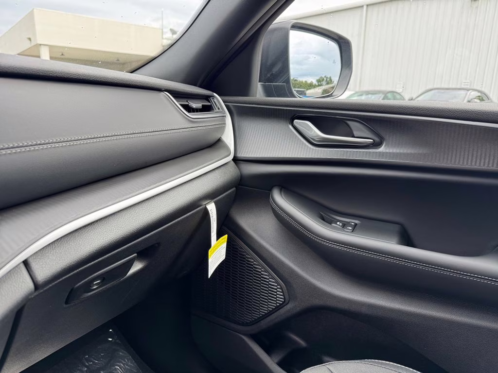 2025 Diamond Black Crystal Pearlcoat Jeep Grand Cherokee L Laredo RWD SUV