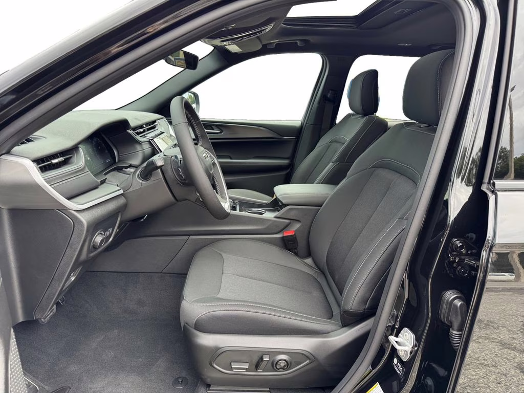 2025 Diamond Black Crystal Pearlcoat Jeep Grand Cherokee L Laredo RWD SUV