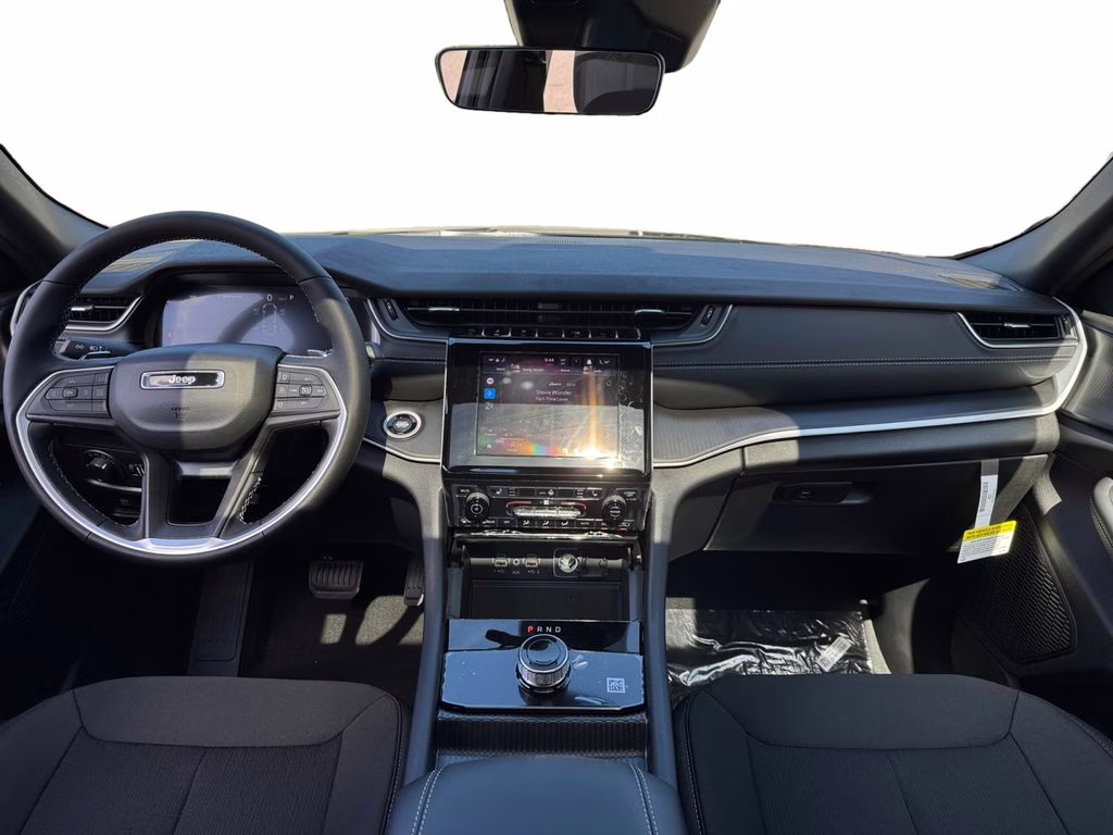 2025 Diamond Black Crystal Pearlcoat Jeep Grand Cherokee L Laredo RWD SUV