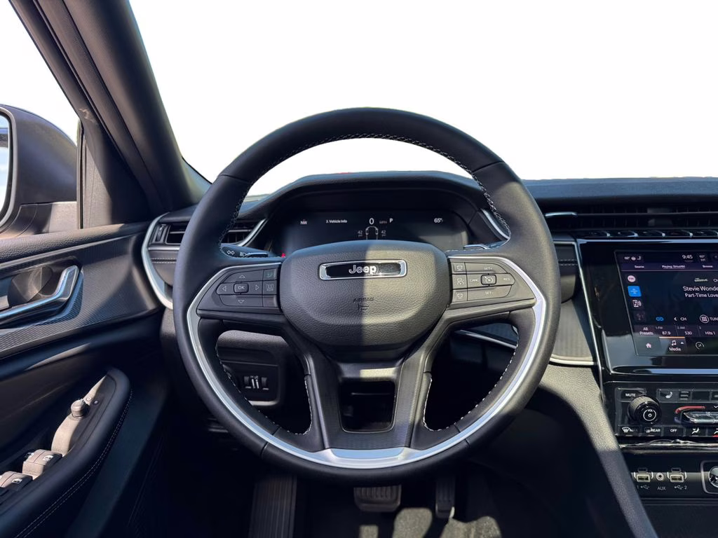 2025 Diamond Black Crystal Pearlcoat Jeep Grand Cherokee L Laredo RWD SUV