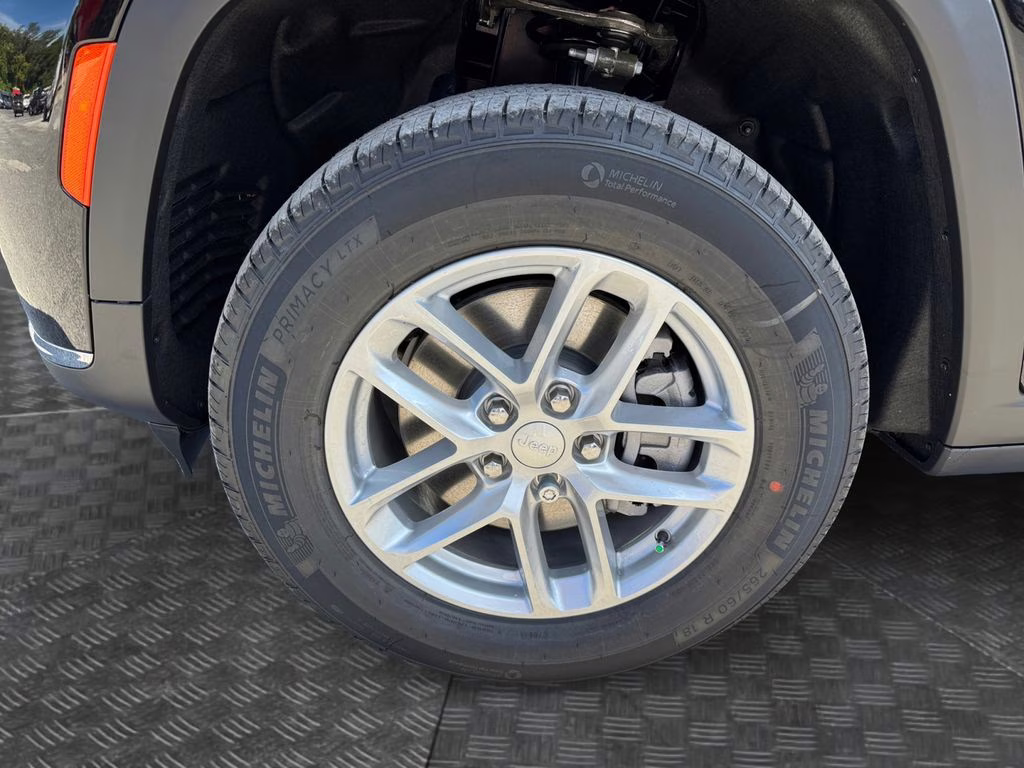 2025 Diamond Black Crystal Pearlcoat Jeep Grand Cherokee L Laredo RWD SUV