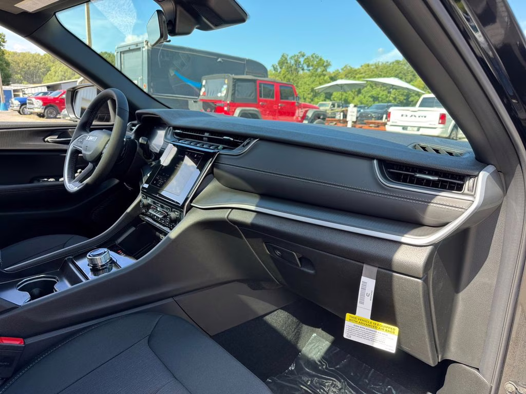 2025 Diamond Black Crystal Pearlcoat Jeep Grand Cherokee L Laredo RWD SUV