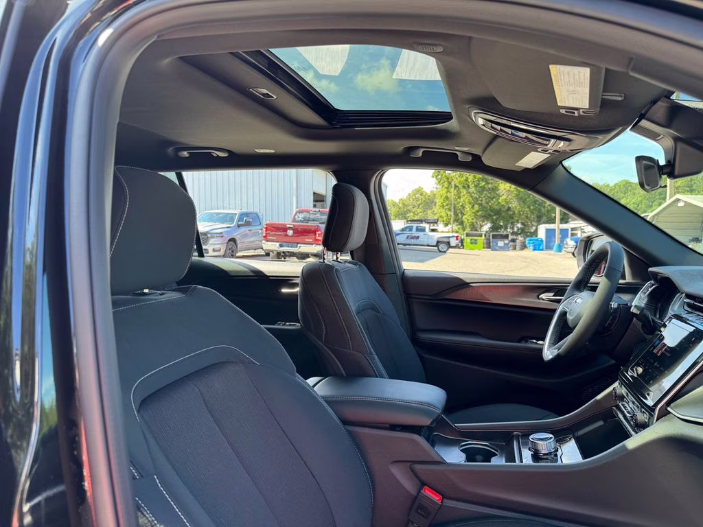 2025 Diamond Black Crystal Pearlcoat Jeep Grand Cherokee L Laredo RWD SUV