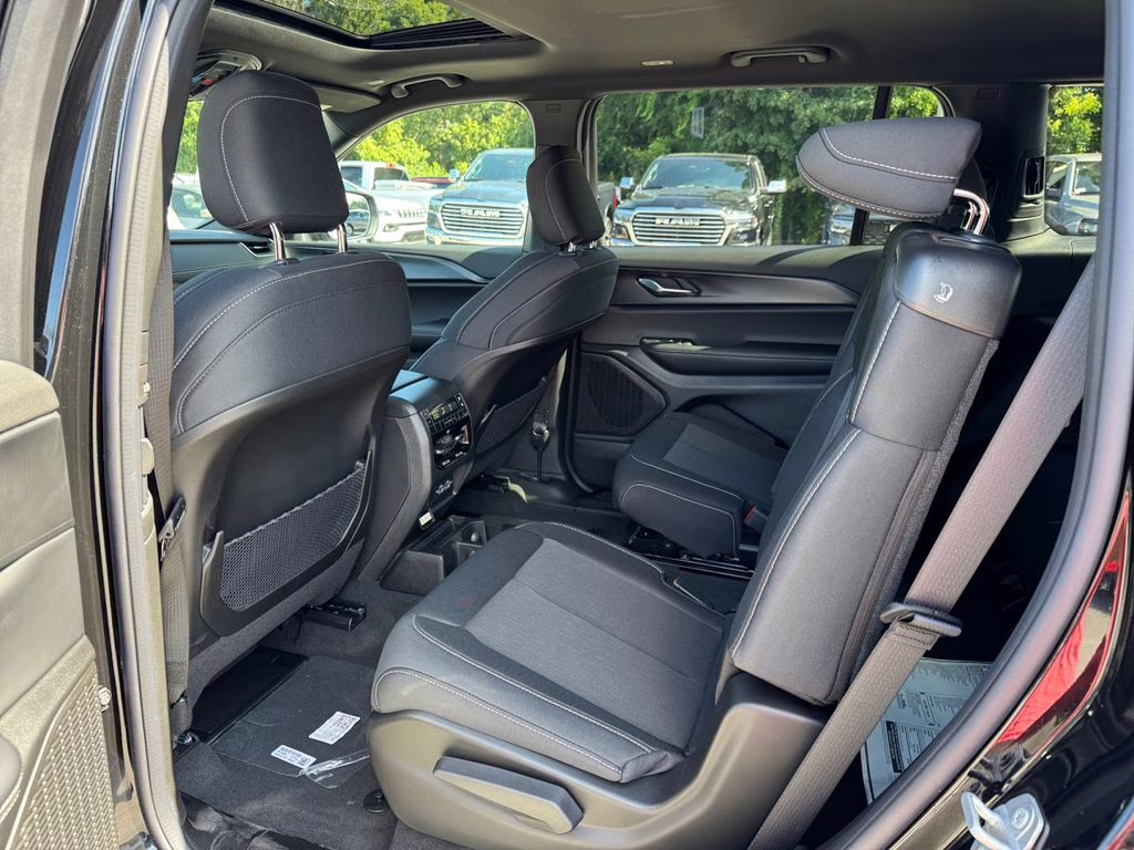 2025 Diamond Black Crystal Pearlcoat Jeep Grand Cherokee L Laredo RWD SUV