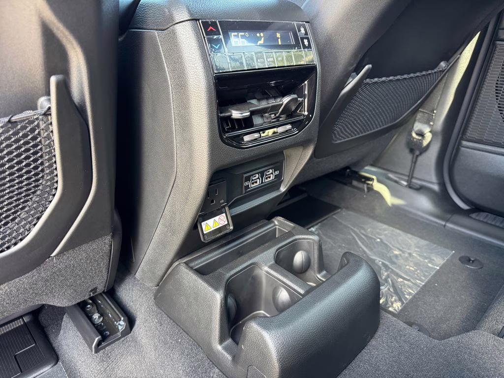 2025 Diamond Black Crystal Pearlcoat Jeep Grand Cherokee L Laredo RWD SUV