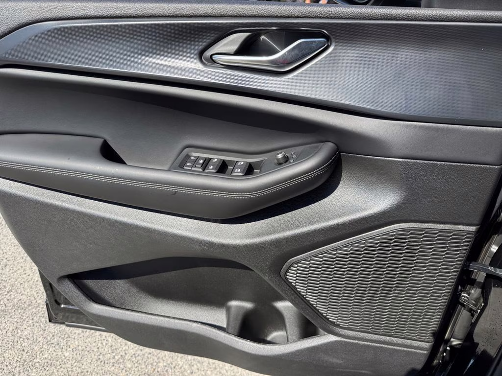 2025 Diamond Black Crystal Pearlcoat Jeep Grand Cherokee L Laredo RWD SUV