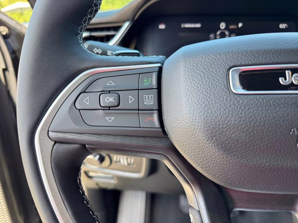 2025 Diamond Black Crystal Pearlcoat Jeep Grand Cherokee L Laredo RWD SUV