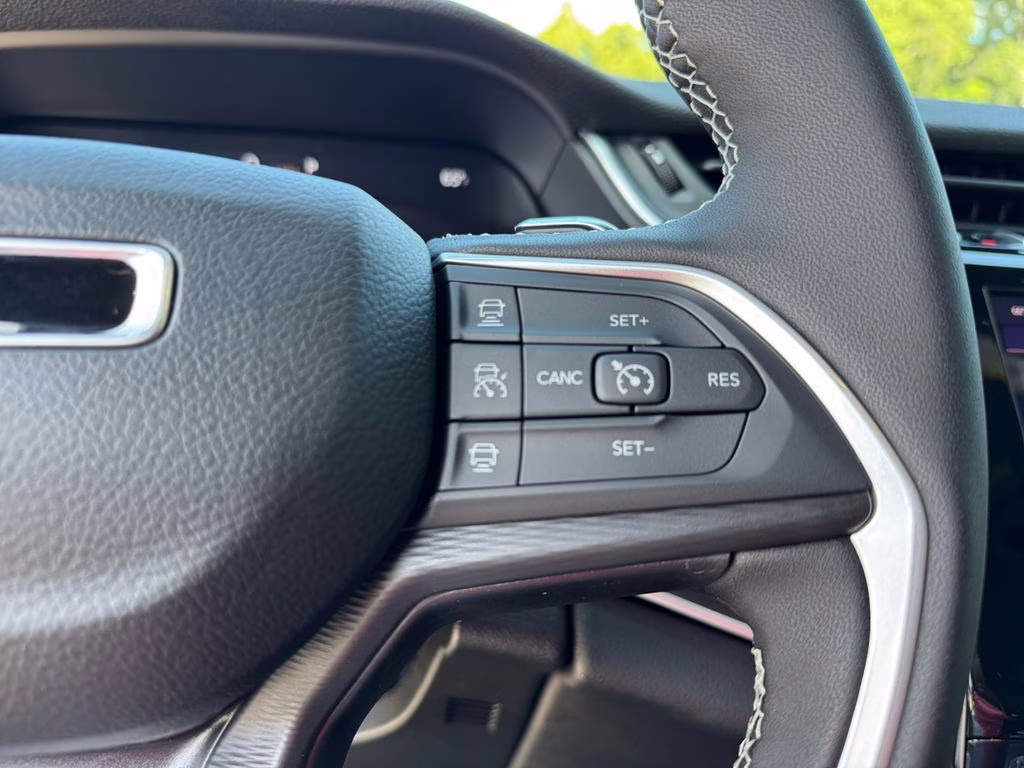 2025 Diamond Black Crystal Pearlcoat Jeep Grand Cherokee L Laredo RWD SUV