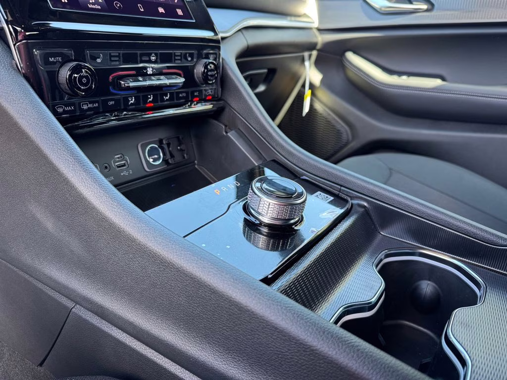 2025 Diamond Black Crystal Pearlcoat Jeep Grand Cherokee L Laredo RWD SUV