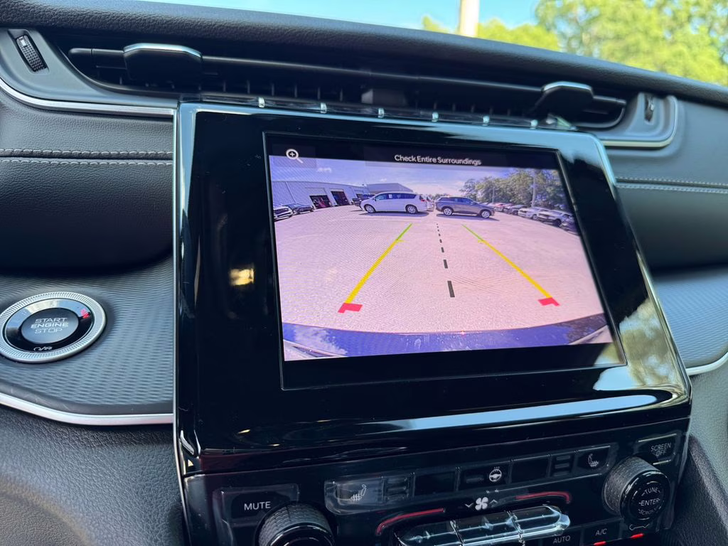 2025 Diamond Black Crystal Pearlcoat Jeep Grand Cherokee L Laredo RWD SUV