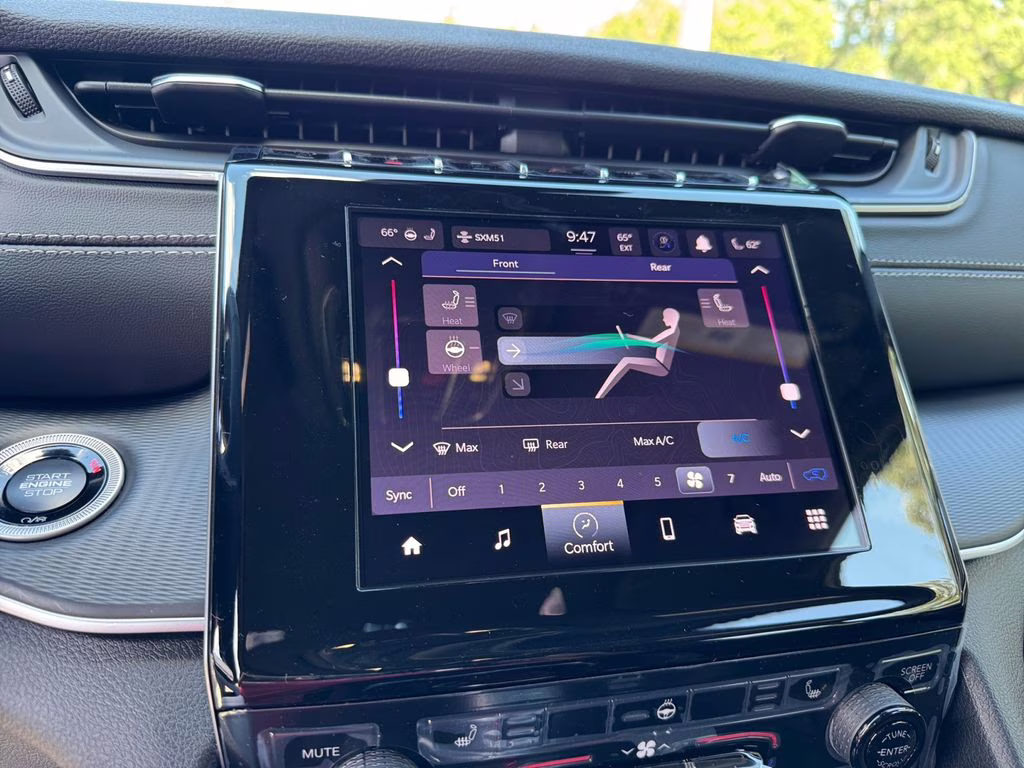 2025 Diamond Black Crystal Pearlcoat Jeep Grand Cherokee L Laredo RWD SUV