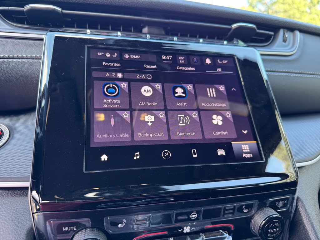 2025 Diamond Black Crystal Pearlcoat Jeep Grand Cherokee L Laredo RWD SUV